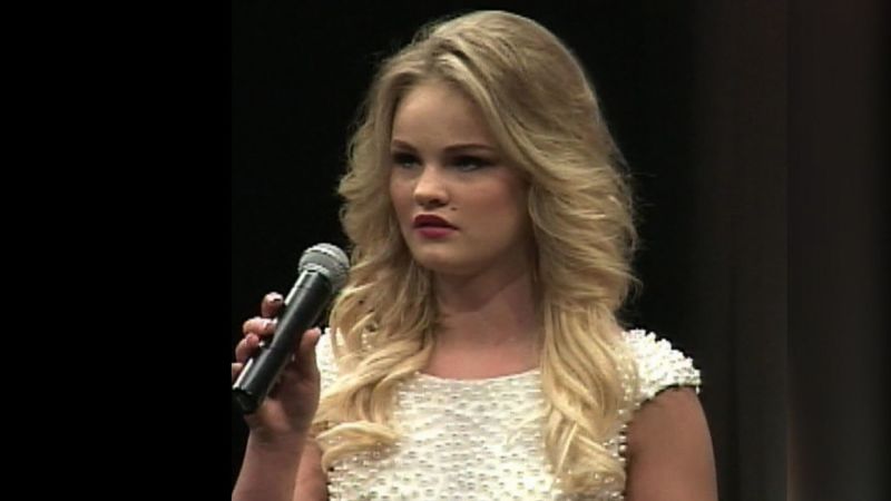 Teeth Fall Out! Thai Pageant Contestant Maintains Composure After On-Stage Dental Crisis