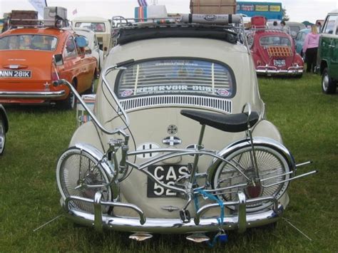 Strangers Rally After E-Bike Collision: Classic VW Beetle Saved by Unlikely Heroes