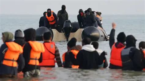 British Authorities Deploy Hundreds to Protect Migrant Boat from Protests
