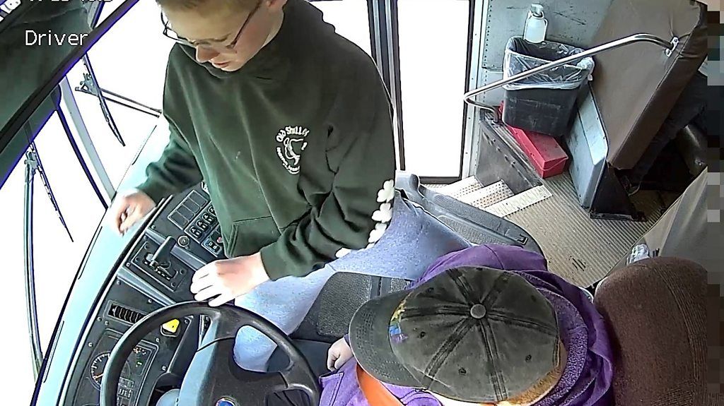 27-Year-Old Saves 20 Children by Accidentally Reversing School Bus During Driver’s Seizure